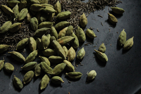 Rekha M. with Green Cardamom, 8 mm